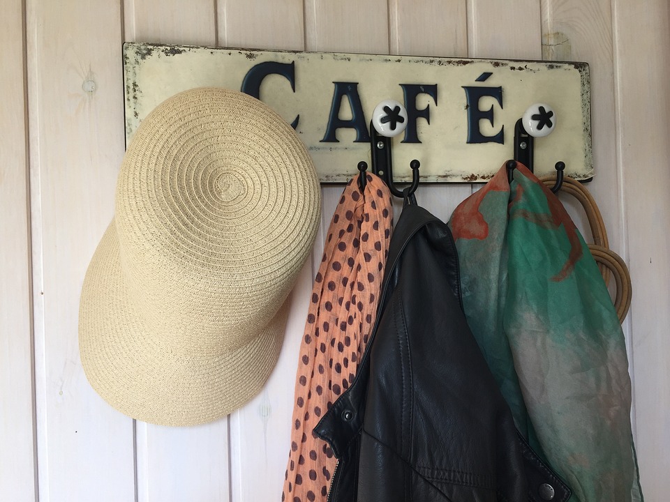 Le porte-manteau en bois : élégance intemporelle et praticité au quotidien
